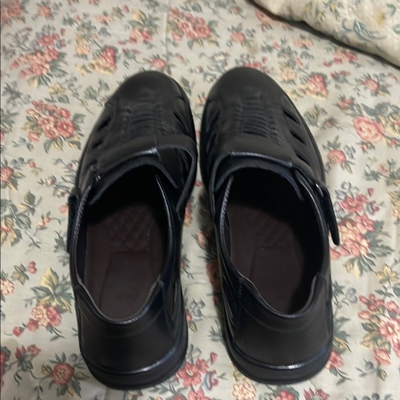 Black Sandals with Cushioned Soles and Minimalist Design new
